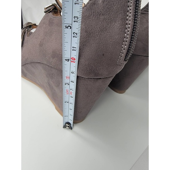 Journee Collection Womens Skyla Wedge Sandals (Size 9.5) - Picture 4 of 7